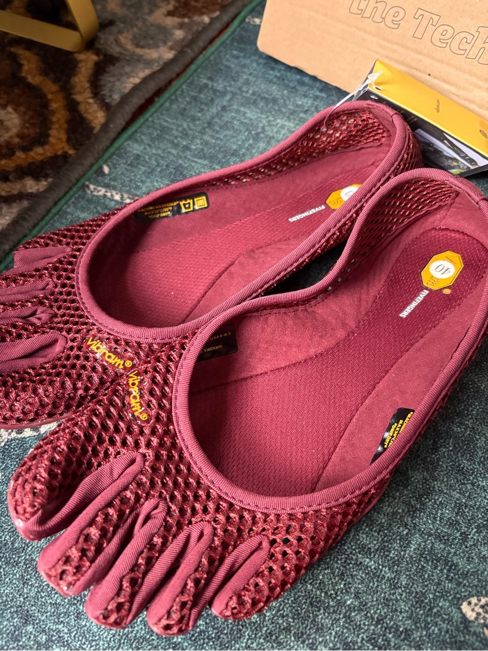Vibram FiveFingers Burgundy Minimalist Toe Shoes - Picture 4 of 6